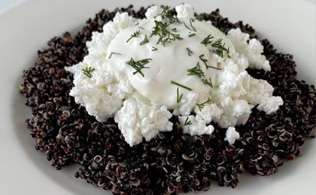 cerna quinoa s tvarohem